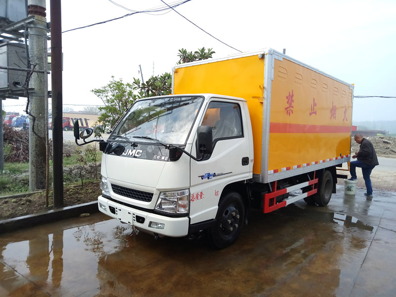 江鈴4.2米（藍(lán)牌）氣體廂式車(chē)