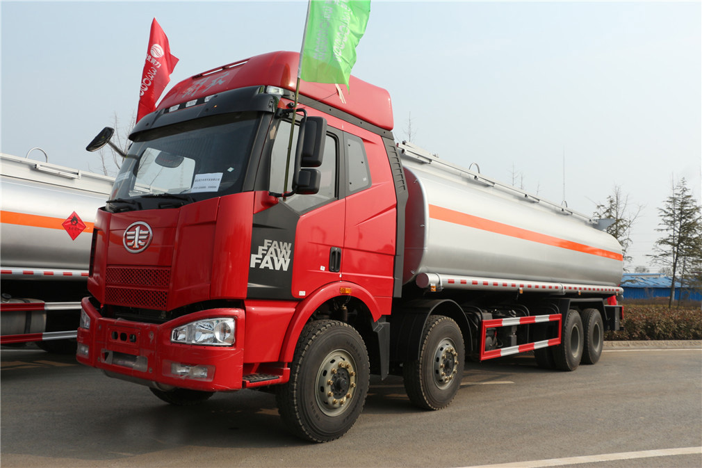 解放前四后八32方運(yùn)油車