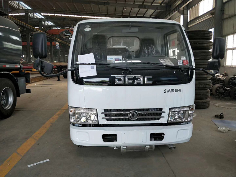 東風(fēng)藍(lán)牌運(yùn)油車(chē)