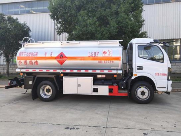 國六8噸東風(fēng)加油車
